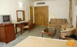 اتاق دو تخته+کاناپه تخت شو جهت 3 نفر هتل پارسیان