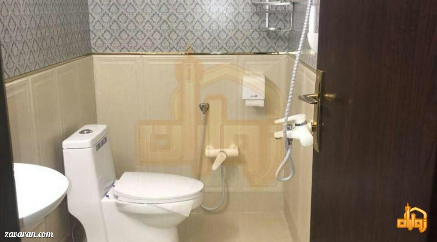 سرویس بهداشتی داخل اتاق هتل صدرا مشهد