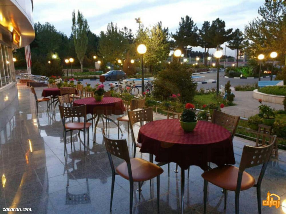 کافی شاپ فضای باز هتل ثامن مشهد